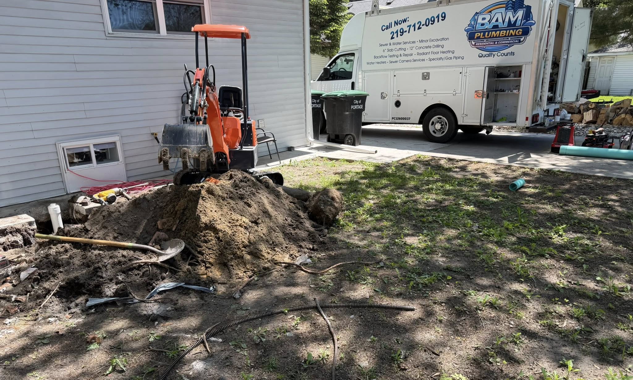 Excavation site with service vehicle